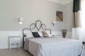 1 Schlafzimmer, Zimmersafe, Schreibtisch, Bügeleisen/Bügelbrett