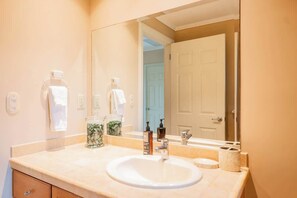 Douche, serviettes fournies, savon, papier toilette