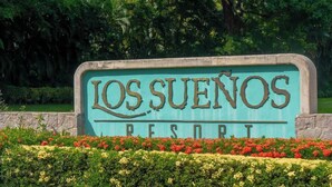 A sign for Los Suenos Resort with a clear view of the name and 'RESORT' text. - Del Mar Condo w/ Ocean and Golf Views (Playa Herradura)