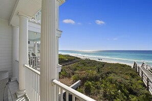 A balcony with a view of the beach and ocean. - Rays on 30A (Santa Rosa Beach)