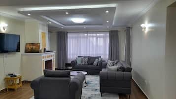 Vila família, sacada, vista para o jardim | Área de estar | Smart TV 32 polegadas com canais digitais
