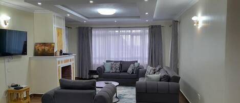 Villa familiar, balcón, vista al jardín | Área de sala de estar | Smart TV de 32 pulgadas con canales digitales