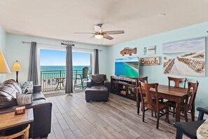 公寓式客房, 1 张特大床和 1 张沙发床 (Pelican Isle 411) | 起居区 | 电视