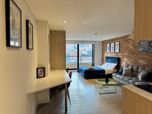 Desk, laptop workspace, free WiFi - ACADEMIA APARTMENTS (Bogotá)
