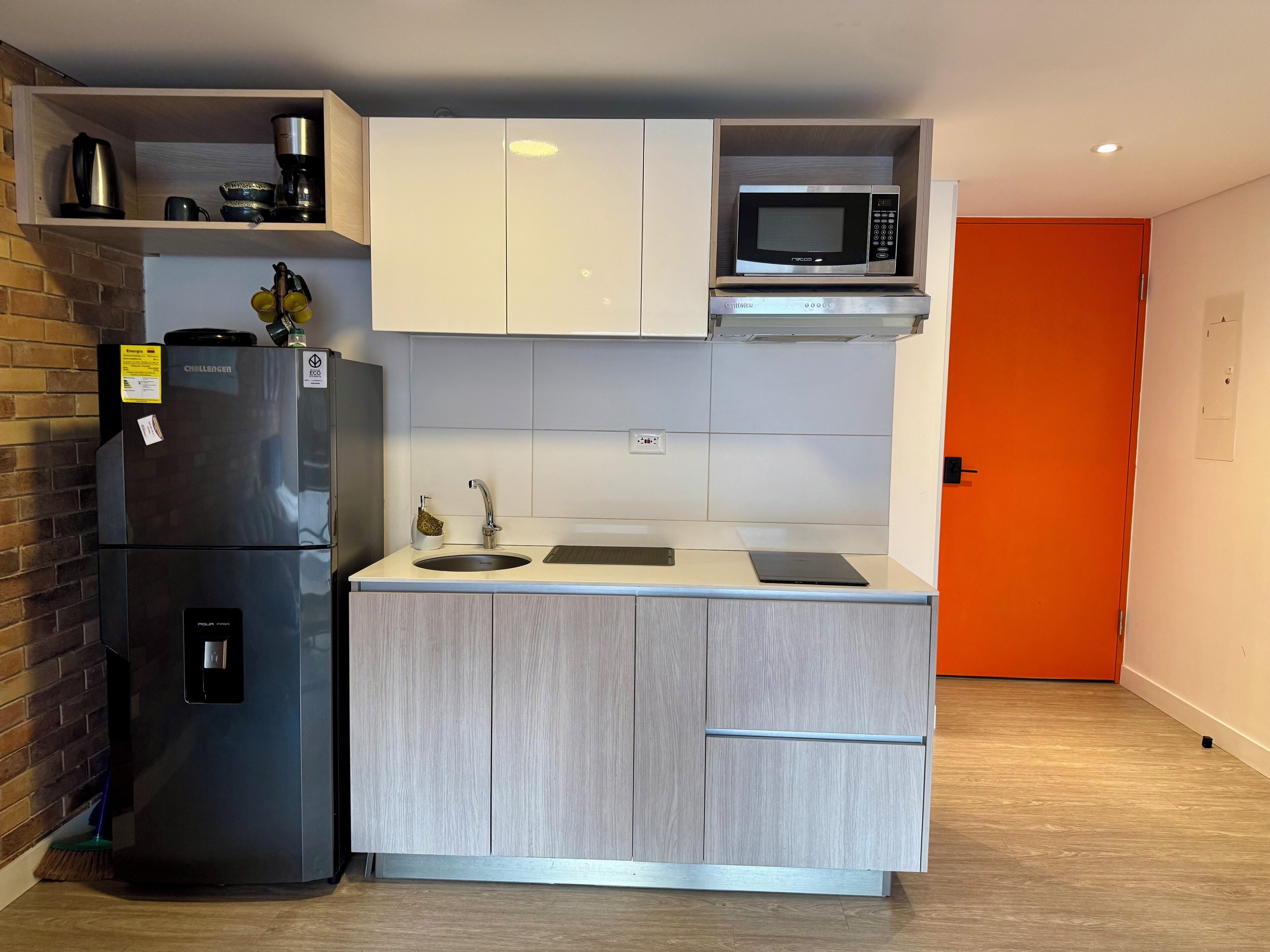Apartamento empresarial | Cozinha privada | Geladeira, micro-ondas, cooktop, talheres/pratos/utensílios de cozinha