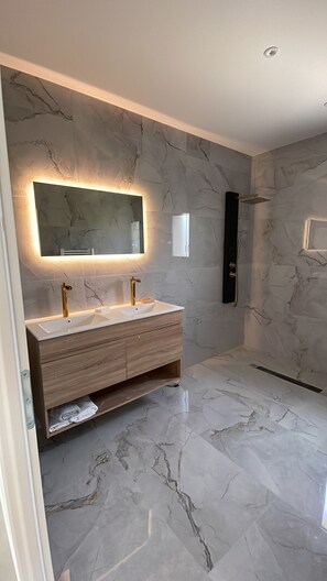 Douche, sèche-cheveux, serviettes fournies, savon