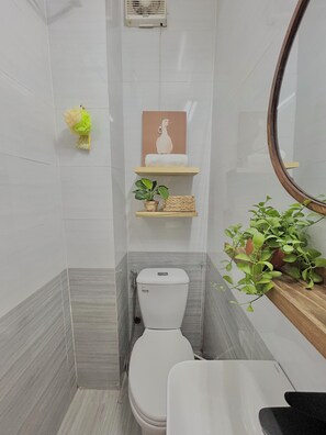 Jetted bath, hair dryer, towels, soap