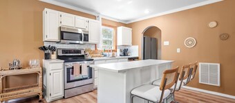 Bohemian Downtown Retreat 5 Bedrooms with BBQ & Pool Table Near Duke
