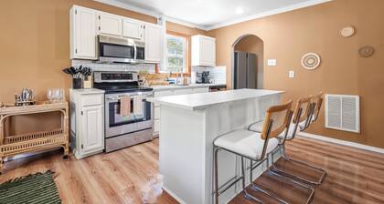 Bohemian Downtown Retreat 5 Bedrooms with BBQ & Pool Table Near Duke