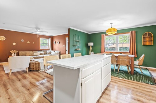 Bohemian Downtown Retreat 5 Bedrooms with BBQ & Pool Table Near Duke