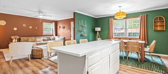 Bohemian Downtown Retreat 5 Bedrooms with BBQ & Pool Table Near Duke