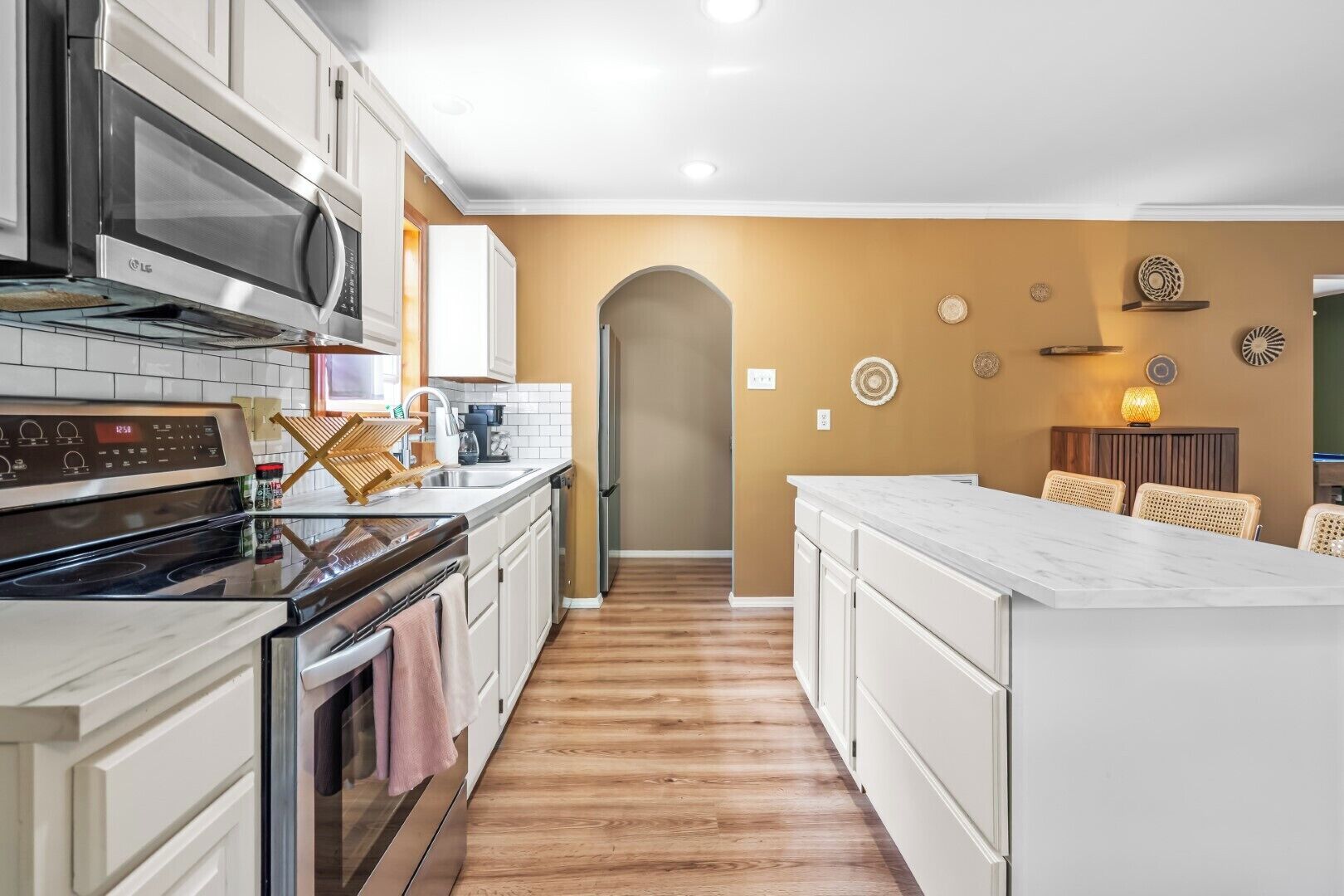 Een koelkast, een magnetron, een oven, een kookplaat