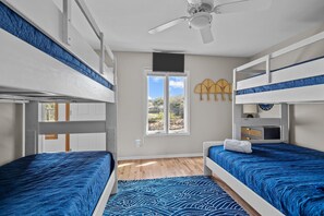 3 habitaciones, escritorio, tabla de planchar con plancha y wifi