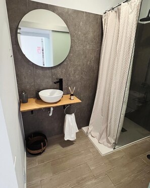 Dusch, handdukar och toalettpapper