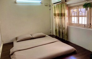 1 sovrum, värdeförvaringsskåp på rummet, skrivbord och wi-fi