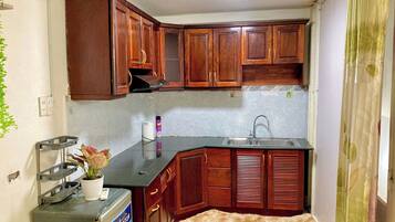 Electric kettle, cookware/dishes/utensils, paper towels