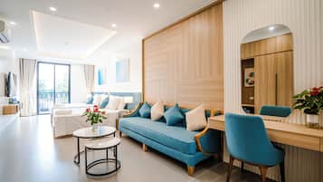 Luxury-Studiosuite, Balkon, Stadtblick | Schreibtisch, schallisolierte Zimmer, Bügeleisen/Bügelbrett