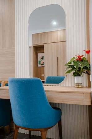 Studio Suite Cao cấp, ban công, quang cảnh thành phố | Bàn, phòng cách âm, bàn ủi/dụng cụ ủi quần áo 