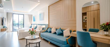 Luxury Studio Suite, Balcony, City View | Pool