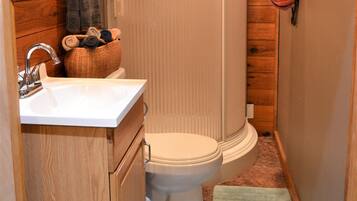 Douche, serviettes fournies, savon, papier toilette