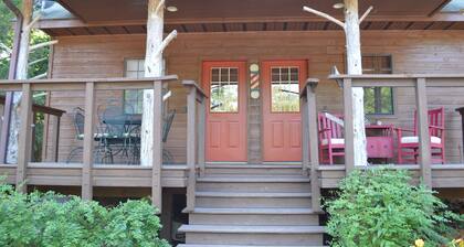 Charming 2-bed/2 bath cottage with AC, a fishing dock, and a boat dock.