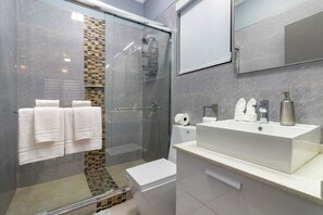 Deluxe-Villa, Balkon, Gartenblick | Badezimmer