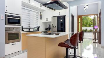 Deluxe Villa, Balcony, Garden View | Private kitchen