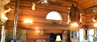 Spacious 5-bedroom lodge in Flippin Ar, on the beautiful White River.