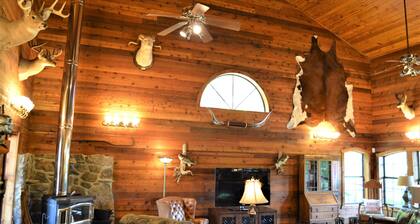 Spacious 5-bedroom lodge in Flippin Ar, on the beautiful White River.