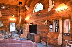 Smart TV - Spacious 5-bedroom lodge in Flippin Ar, on the beautiful White River. (Flippin)
