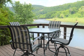 Outdoor dining - Spacious 5-bedroom lodge in Flippin Ar, on the beautiful White River. (Flippin)