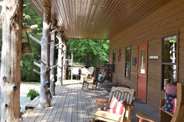 Terrace/patio - Spacious 5-bedroom lodge in Flippin Ar, on the beautiful White River. (Flippin)