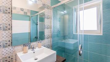 Dusche, Bidet, Seife, Toilettenpapier