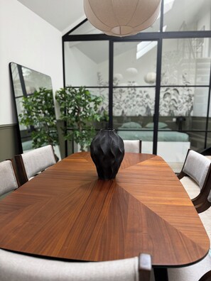 Dining - Stylish Loft in Bayeux Historic Center, 5m Ceilings, Glass Wall, 3 Bedrooms (Bayeux)