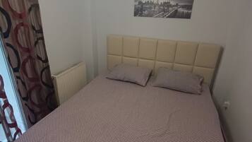 1 soveværelse, pengeskab på værelset, skrivebord, strygejern/strygebræt