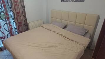 1 Schlafzimmer, Zimmersafe, Schreibtisch, Bügeleisen/Bügelbrett