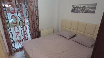 1 soveværelse, pengeskab på værelset, skrivebord, strygejern/strygebræt