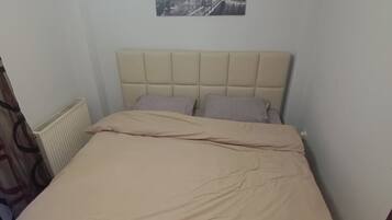 1 soveværelse, pengeskab på værelset, skrivebord, strygejern/strygebræt