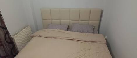 1 chambre, coffre-fort, bureau, fer et planche Ă repasser