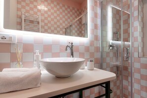 Apartment | Bathroom | Shower, free toiletries, hair dryer, bidet - Como Hills (Como)