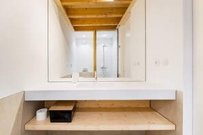 Shower, hair dryer, towels - GuestReady - Cedofeita Collection Studio P1 (Porto)