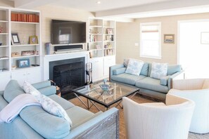 Living area - Luxurious 7-bedroom house with stunning views and infinity pool (Nantucket)