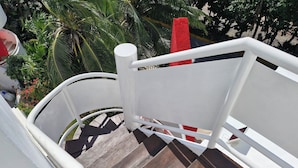 A wooden staircase with white railings, surrounded by lush greenery. - Very spacious and incredible views (Puerto Morelos)
