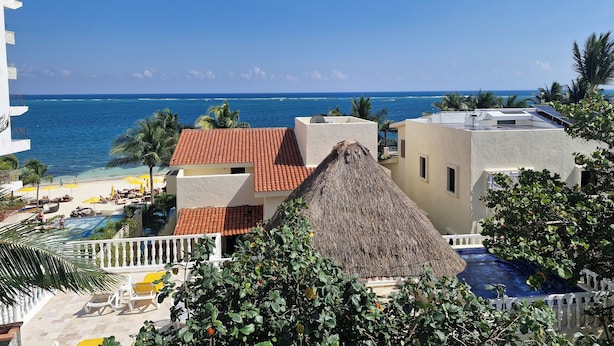 A beachfront property with a pool, thatched-roof structures, and a view of the sea. - Very spacious and incredible views (Puerto Morelos)