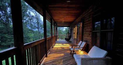Beautiful Log House 4 Bed, 2 Baths, 15 acre land, close to Madison, sleeps 13