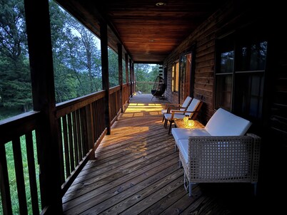 Beautiful Log House  4 Bed, 2 Baths, 15 acre land, close to Madison, sleeps 13