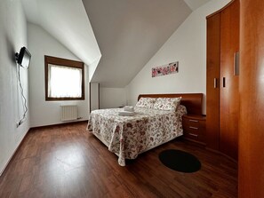 3 habitaciones, tabla de planchar con plancha y ropa de cama 