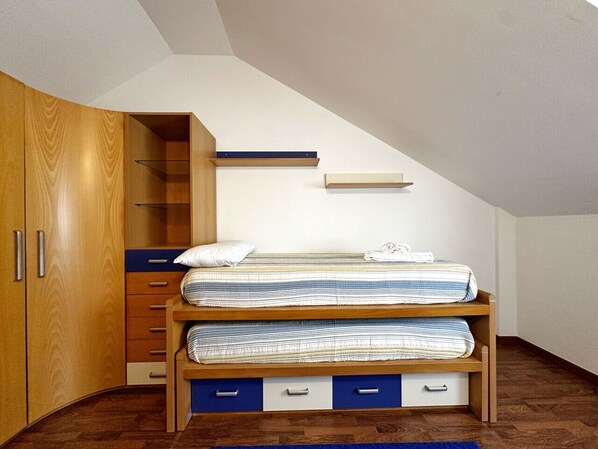 3 bedrooms, iron/ironing board, bed sheets