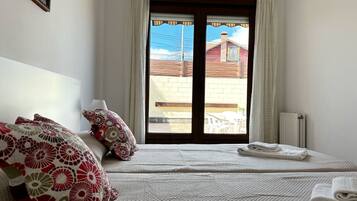 3 makuuhuonetta, silitysrauta/-lauta, vuodevaatteet