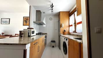 Een koelkast, een microgolfoven, een oven, een vaatwasser